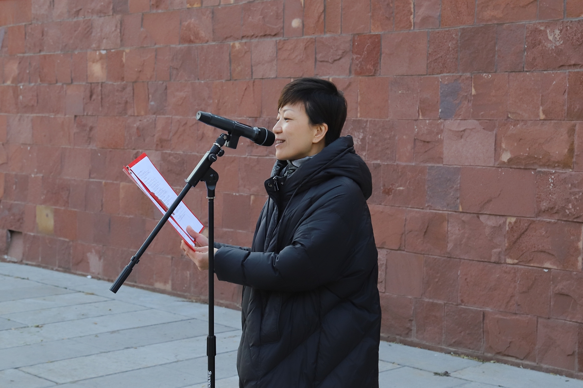00-公司工会主席时群英宣布比赛成绩.jpg