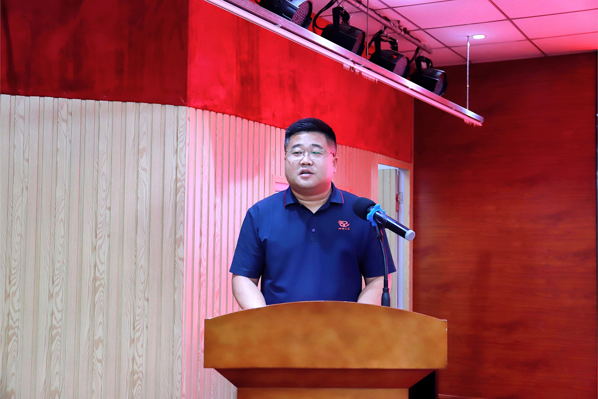 11-第一工程公司总经理张涛代表年度先进集体发言.jpg