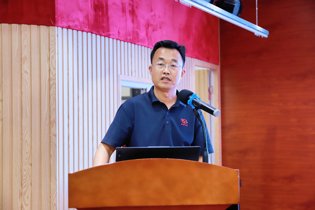 15-公司综合办公室主任李磊进行“公文写作知识”培训.jpg